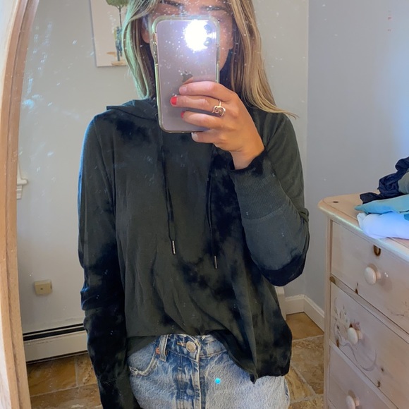 Light weight comfy hoodie - Picture 2 of 3